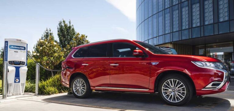 The role of PHEVs in the decarbonization of transportation