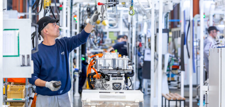 Stellantis and LG Energy Solution to build battery manufacturing plant in Canada