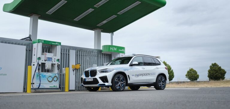 Hydrogen fuel iX5 fleet begins international test program