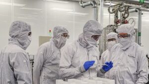 Thomas Schmall, Volkswagen Group Board Member for Technology (center), and Frank Blome, CEO PowerCo SE (right), at the QuantumScape labs in San Jose, California.