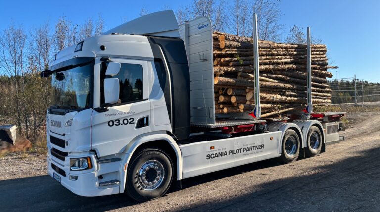 Horse Powertrain supplies range-extender for Scania electric timber truck pilot Scania electric timber truck on a rural road with timber logs on the back, under a clear blue sky