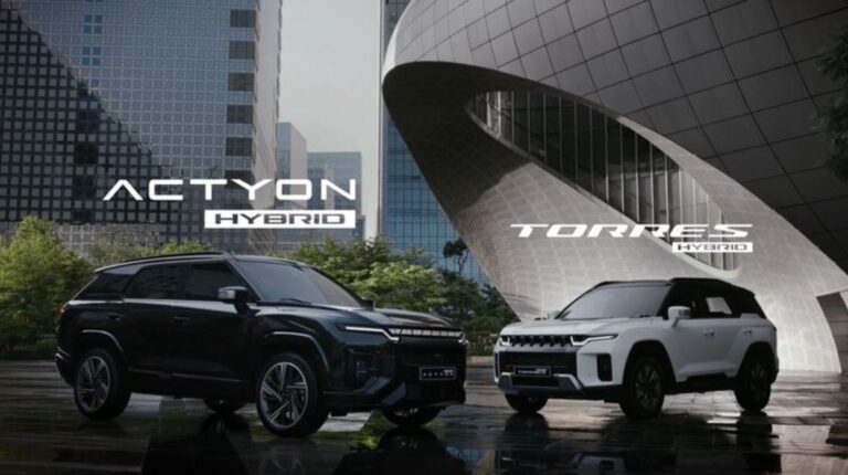 KGM motors Torres Hybrid and Actyon Hybrid positioned in a city square.