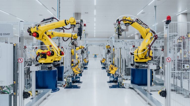 Advanced cylindrical cell battery technology powers next-generation electric BMW i7 BMW Group is cooperating with Rimac Technology .