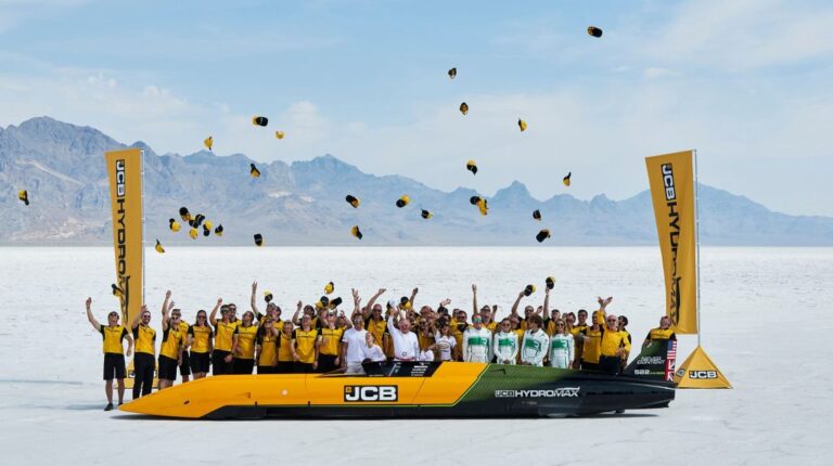 JCB Hydromax sets new world land speed record of 406.320mph.